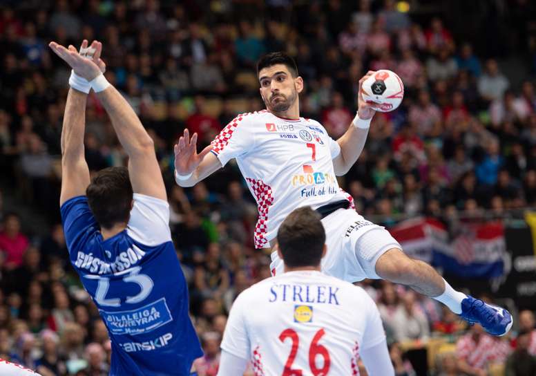 El croata Luka Stepancic (d) intenta un disparo ante la presión del islandés Olafur Gustafsson (i) durante un encuentro del Mundial Masculino de balonmano disputado entre Croacia e Islandia en Múnich (Alemania) hoy, 11 de enero de 2019. EFE