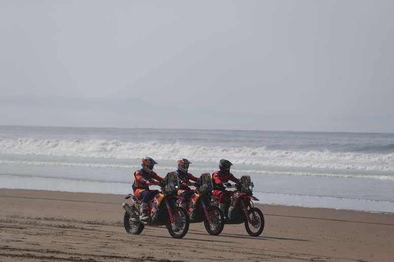 (i-d) El británico Sam Sunderland, el australiano Toby Price y el estadounidense Ricky Brabec compiten durante la quinta etapa del Rally Dakar 2019, que se corre entre Tacna y Arequipa (Perú). EFE