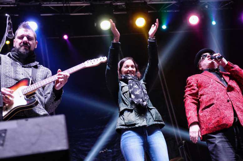 La ministra de Industria y Turismo Reyes Maroto y el cantante Javier Gurruchaga (d), durante la celebración de la ?Nochevieja Pingüinera? que se celebra en Valladolid. EFE