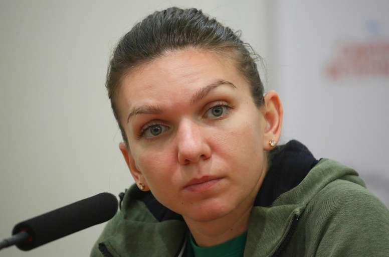 RUSIA TENIS:EPA8007. MOSCÚ (RUSIA), 15/10/2018.- La tenista rumana Simona Halep ofrece una rueda de prensa durante la Copa Kremlin, en Moscú, Rusia, hoy, 15 de octubre de 2018. La 29º edición del torneo internacional de tenis Copa Kremlin se celebra en Moscú del 13 al 21 de octubre de 2018. EFE/ Sergei Ilnitsky