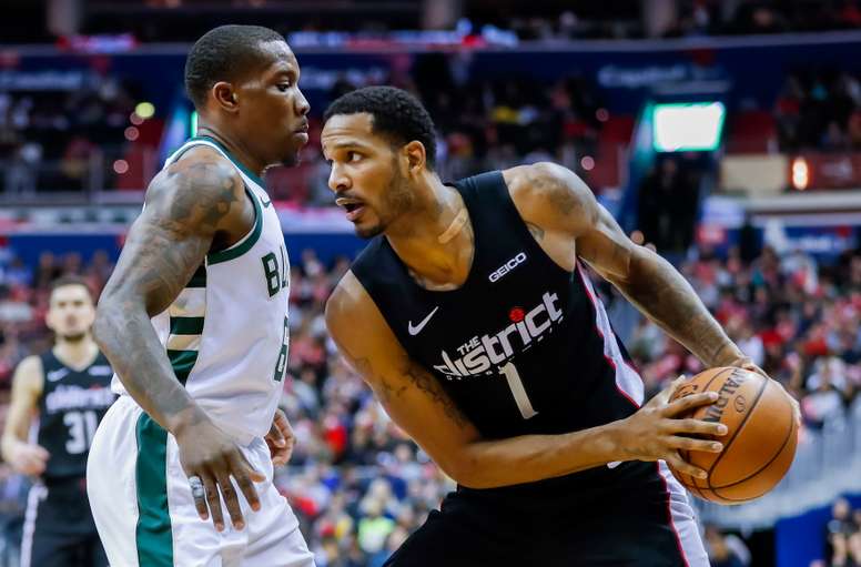 El jugador Trevor Ariza (d) de los Wizards de Washington en acción contra el escolta de los Bucks de Milwaukee Eric Bledsoe (i) durante la segunda mitad del juego de baloncesto de la NBA. EFE