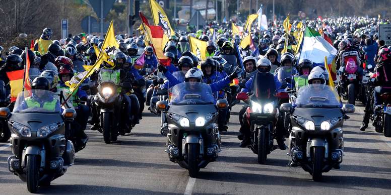 Más de veinte mil motoristas, según la organización, han participado esta mañana en el tradicional desfile que cada año se celebra en la concentración invernal de motos Pingüinos en Valladolid. EFE