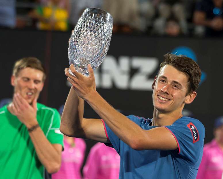 El tenista australiano Alex de Minaur celebra su triunfo ante Andreas Seppi en Sidney, Australia. EFE/EPA