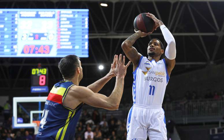 El escolta estadounidense del Burgos, Branden Frazier (d), lanza a canasta ante pívot serbio del Morabanc Andorra Oliver Stevic durante el partido de la decimosexta jornada de la Liga Endesa entre el MoraBanc Andorra y San Pablo Burgos, que se jugó en el Poliesportiu dAndorra. EFE
