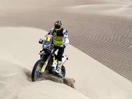 El piloto chileno Pablo Quintanilla (Husqvarna) corre la sexta etapa del Rally Dakar 2019. EFE