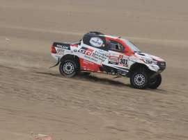 El catarí Nasser Al-Attiyah compite en su Toyota durante la octava etapa del Rally Dakar 2019, entre San Juan de Marcona y Pisco (Perú). EFE