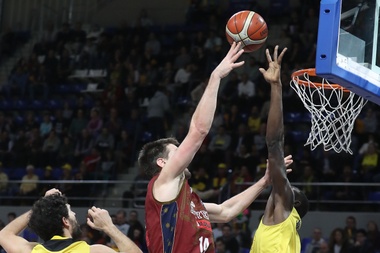 El pivot del Reyer Venezia, Gaspar Vidmar, supera al pivot del Iberostar Tenerife, Mamadou Niang, en el partido de la undécima jornada de la Liga de Campeones disputado hoy en el Santiago Martin. EFE