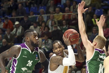 El base estadounidense del Limoges, Dwight Hardy (c), intenta superar la defensa de los jugadores de Unicaja, el escolta finlandés, Sasu Salin (d) y el pivot francés Mathias Lessort, durante un momento del partido de la Eurocup de baloncesto que disputaron en el Palacio de los Deportes ?José María Martín Carpena?, en Málaga. EFE