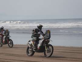 Fotografía tomada el pasado 11 de enero en la que se registró al piloto español Armand Monleon al conducir su KTM, durante la quinta etapa del Rally Dakar 2019, entre Tacna y Arequipa (Perú). EFE