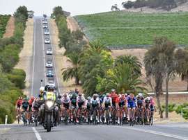 Ciclistas pedalean durante la segunda etapa del Tour Down Under que se celebra en Adelaida (Australia) hoy, 16 de enero de 2019. EFE