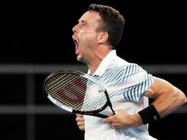 El tenista español Roberto Bautista celebra tras vencer al australiano John Millman en su partido de segunda ronda del Abierto de Australia de tenis en Melbourne. EFE