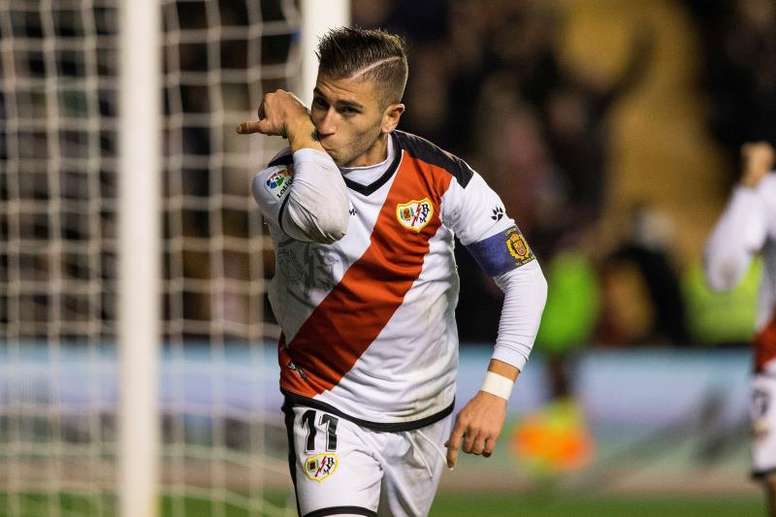 Adrián Embarba, que aparece en los planes del Espanyol, celebra un gol con el Rayo Vallecano (Foto: EFE).