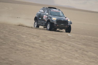 El español Nani Roma compite en su Mini durante la octava etapa del Rally Dakar 2019. EFE
