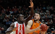 El jugador del Valencia Basket, Mike Tobey (13) , junto a Mouhammad Faye, del Crvena Zvezda, durante el partido correspondiente a la Eurocopa jugado en Valencia.EFE