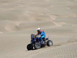 El argentino Nicolás Cavigliasso compite en su moto Yamaha durante la séptima etapa del Rally Dakar 2019, que es un bucle con punto de inicio y final en la población costera de San Juan de Marcona (Perú) . EFE