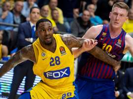 Rolands Smits (d) de FC Barcelona Lassa contra Tarik Black (i) de Maccabi Fox Tel Aviv, durante el partido de baloncesto de la Euroliga entre Maccabi Fox Tel Aviv y FC Barcelona Lassa en Tel Aviv, Israel. EFE