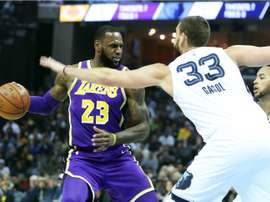 En la imagen un registro del alero estrella de los Lakers de Los Ángeles, LeBron James (i). EFE/Archivo