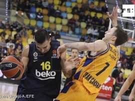 El base del Fenerahce Kostas Sloukas (i) lucha con el canadiense Josh Magette, del Herbalife Gran Canaria, durante el partido de EuroLiga que ambos equipos disputan hoy en el Gran Canaria Arena, en Las Palmas de Gran Canaria. EFE/ Elvira Urquijo A.