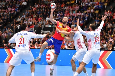 El español Joan Canellas (c) en acción ante los croatas Alen Blazevic (i), Luka Stepancic (2-d) y Zeljko Musa (d) este jueves durante un partido del Campeonato Mundial de Balonmano Masculino de 2019 entre España y Croacia, en Múnich (Alemani). EFE