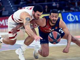 El base norteamericano del Armani Milan Mike James (i) lucha por el balón con el estadounidense Shavon Shields, del Baskonia, en el partido de EuroLiga que se juega esta noche en el Fernando Buesa Arena, en Vitoria. EFE