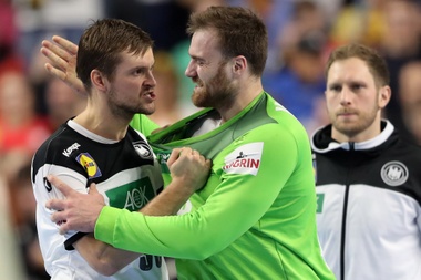 Los alemanes Fabian Boehm y Andreas Wolff celebran la victoria en Colonia, Alemania. EFE/EPA