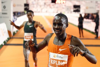 El ugandés Jacob Kiplimo entra vencedor en la pasada San Silvestre vallecana. EFE/Archivo