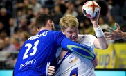 El francés Ludovic Fabregas (I) en acción ante el islandés Haukur Thrastarsonen el Mundial en Colonia, Alemania. EFE/EPA