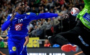 El francés Dika Mem en acción durante el partido del Mundial de balonmano que han jugado Francia e Islandia en Colonia, Alemania. EFE/EPA