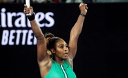 La tenista estadounidense Serena Williams, celebra su victoria ante la rumana Simona Halep, al finalizar el partido de octavos de final que enfrentó a ambas este lunes en el Rod Laver Arena en Melbourne (Australia). EFE