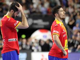 Raúl Entrerrios Rodríguez (i) y Alex Dujshebaev (d) de España reaccionan después de un partido. EFE/Archivo