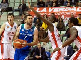 El ala pívot serbio del equipo de baloncesto polaco Anwil Nicola Markovic (2i) intenta entrar en la zona ante la oposición del escolta estadounidense de UCAM Murcia Milton Doyle (2d), durante el partido de la duodécima jornada de la liga de campeones de baloncesto que están disputando en el Palacio de Los deportes de Murcia. EFE