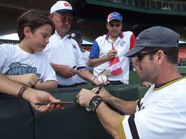 Fotografía tomada en enero de 2003 en la que se registró al exbeisbolista puertorriqueño Edgar Martínez, al firmar autógrafos previo al Juego de Estrellas de Beisbol del Caribe de ese año. EFE/Archivo