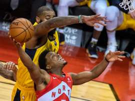 En la imagen un registro de Kyle Lowry (abajo), base de los de Raptors de Toronto, quien aportó 19 tantos y nueve asistencias en el triunfo de su equipo 120-105 sobre los Kings de Sacramento. EFE/Archivo