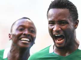John Obi Mikel (r) could soon be playing in Turkey. EFE/Archivo