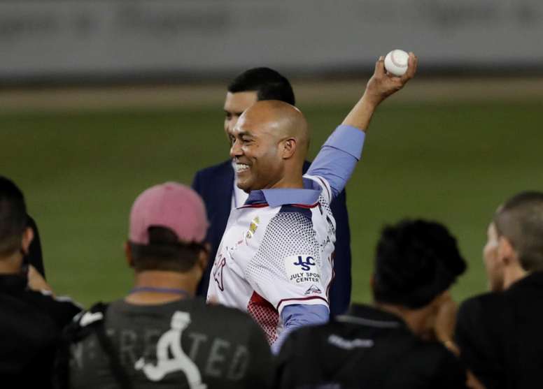 El ex lanzador de las grandes ligas de los Yanquis de Nueva York y miembro del Salón de la Fama, el panameño Mariano Rivera (c), hace un lanzamiento de honor en un partido de la Serie del Caribe 2019 en el estadio Nacional Rod Carew en ciudad de Panamá (Panamá). EFE/Archivo