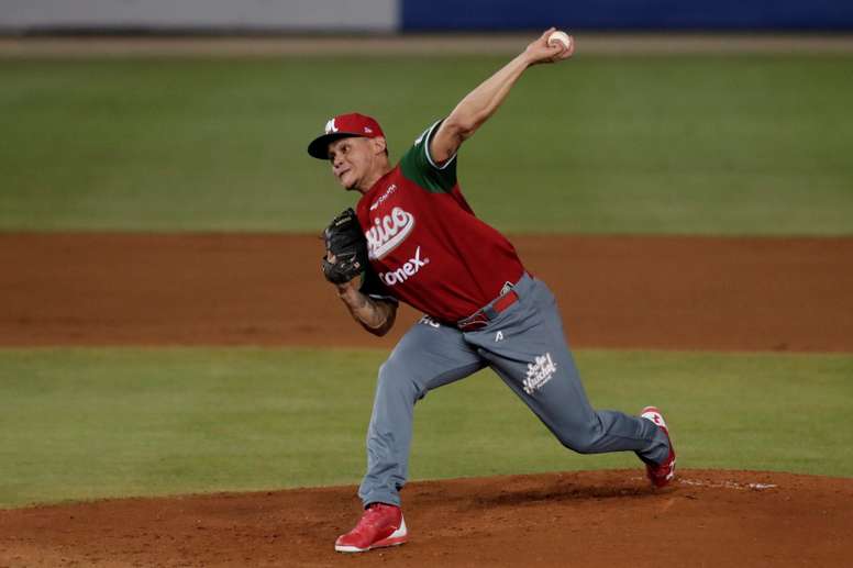 Orlando Lara de México lanza la pelota durante su juego contra Venezuela este lunes en un partido de la Serie del Caribe 2019 en el estadio Nacional Rod Carew en ciudad de Panamá (Panamá). EFE