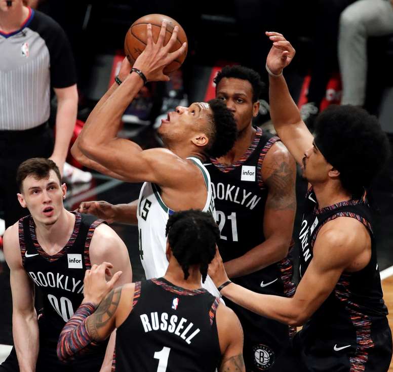 Giannis Antetokounmpo (c) de Milwaukee Bucks lanza mientras es rodeado por la defensa de Brooklyn Nets este lunes durante un partido de la NBA entre Milwaukee Bucks y Brooklyn Nets en el Barclays Center en Brooklyn, Nueva York (Estados Unidos). EFE