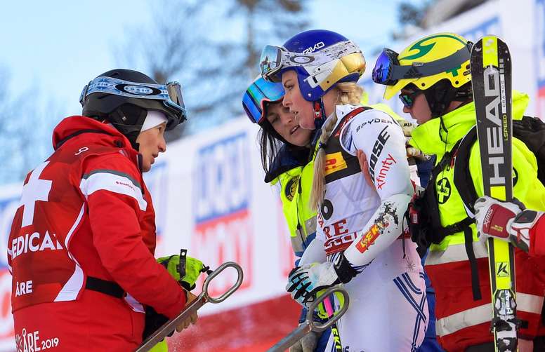 La estadounidense Lindsey Vonn (c) se levanta tras una caída sufrida este martes en el Supergigante femenino del Campeonato del mundo de esquí alpino en Aare, Suecia. EFE