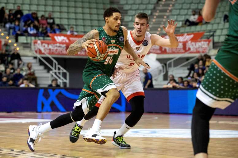 El escolta estadounidense del Banvit McKenzie Moore (i) juega la pelota anteDino Radoncic, del UCAM Murcia, durante el partido de la Liga de Campeones de baloncesto disputado este martes en el Palacio de los Deportes de Murcia. EFE