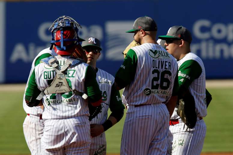 El pícher de México Will Oliver (2-d) habla con sus compañeros este martes en un partido de la Serie del Caribe entre Leñadores de las Tunas de Cuba y Charros de Jalisco de México, en el estadio Nacional Rod Carew en Ciudad de Panamá (Panamá). EFE