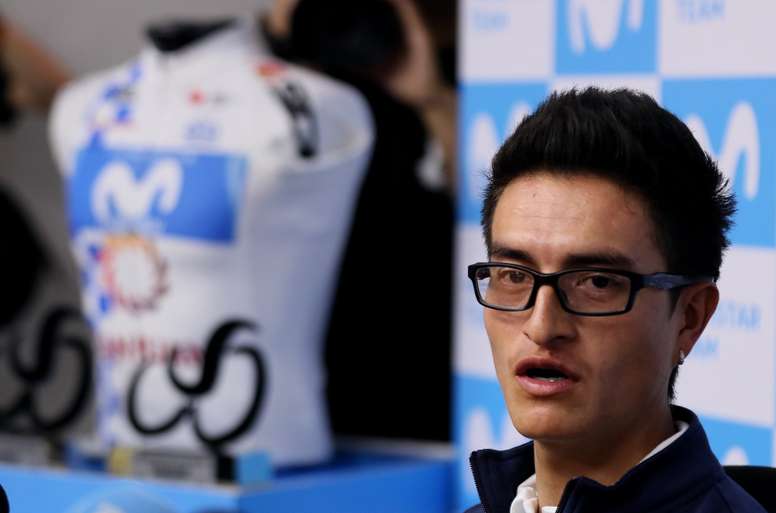 El ciclista colombiano Winner Anacona, de Movistar Team, habla durante una rueda de prensa este martes, en Bogotá (Colombia). EFE