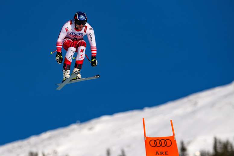 El esquiador austriaco Matthias Mayer participa este jueves en una sesión de entrenamiento para la prueba de descenso de los Mundiales de esquí alpino de Are (Suecia). EFE