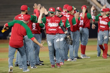 Jugadores de México celebran al vencer a Cuba este jueves, durante un partido de la Serie del Caribe entre Leñadores de la Tunas de Cuba y Charros de Jalisco de México en el estadio Nacional Rod Carew en Ciudad de Panamá (Panamá). EFE