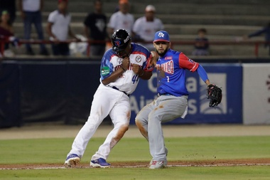 Wilkin Castillo (i) de las Estrellas Orientales de República Dominicana en acción contra Jack Lopez (d) de los Cangrejeros de Santurce de Puerto Rico este jueves, durante un partido de la Serie del Caribe en el estadio nacional Rod Carew en Ciudad de Panamá (Panamá). EFE