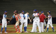 Jugadores de las Estrellas Orientales de República Dominicana celebran tras ganar 5-3 a los Toros de Herrera de Panamá este viernes, durante un partido de la Serie del Caribe entre Toros de Herrera de Panamá y Estrellas Orientales de República Dominicana en el Estadio Nacional Rod Carew, en Ciudad de Panamá (Panamá). EFE