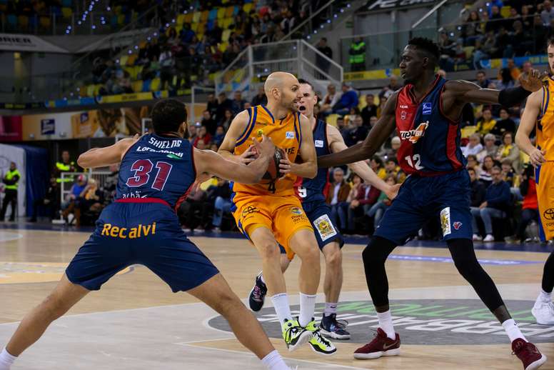 El base del Herbalife Gran Canaria, Albert Oliver Campos, grente a los jugadores del Kirolbet Baskonia Shavon Shields (i) y Ilimane Diop durante el partido de la jornada 19 de la Liga Endesa. EFE/Archivo