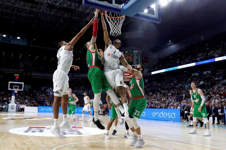 El pivot francés del Kirolbet Baskonia Vincent Poirier (2i) lanza a canasta ante los pivots del Real Madrid Walter Tavares (i) y Anthony Randolph (2d) en el Wizink Center. EFE/Archivo