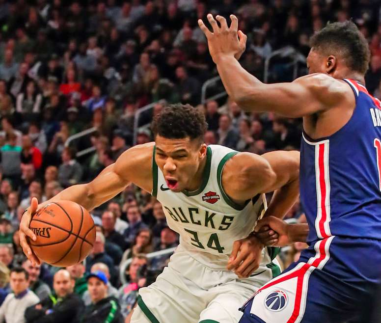El delantero de Milwaukee Bucks Giannis Antetokounmpo de Grecia (i) en acción ante Thomas Bryant (d) de los Washington Wizardsen el Fiserv Forum de Milwaukee, Wisconsin (EE. UU.). EFE