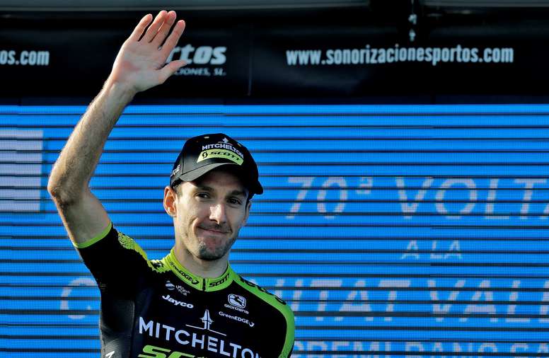 El corredor británico del equipo Michelton - Scott, Adam Yates, en el podio tras su victoria en la cuarta etapa de la 70ª edición de La Volta Ciclista a la Comunitat Valenciana, disputada entre las localidades castellonenses de Villarreal y Alcossebre de 188 kilómetros. EFE