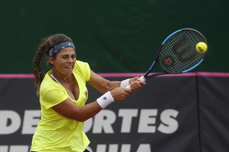 La tenista brasileña Carolina Meligeni devuelve la bola a la paraguaya Montserrat Gonzalez durante el primer partido de la final de la Zona Americana de la Fed Cup este sábado, en Rionegro (Colombia). EFE